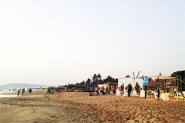 view real photos of beach candle light dinners in goa, beach setups for couple dinners in goa